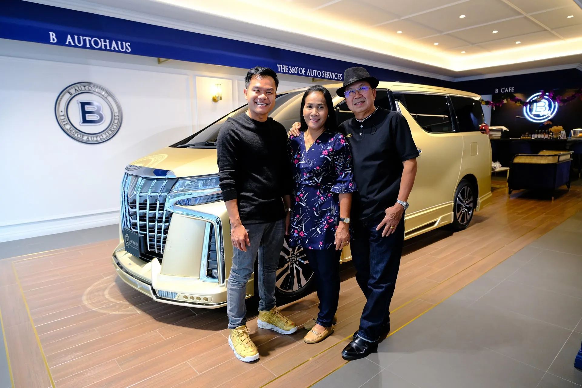B Autohaus customers · 6